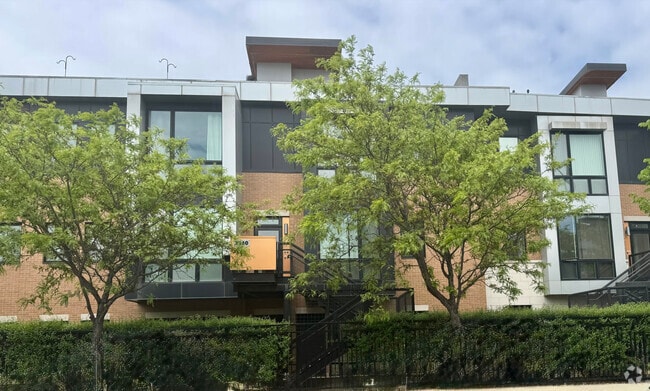Building Photo - 2240 W Madison St Rental