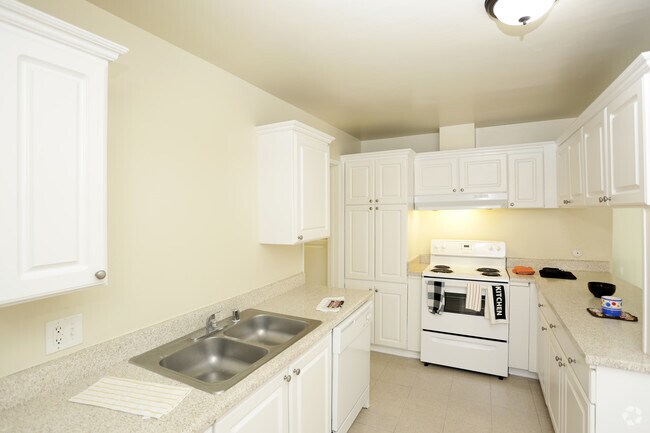 2BR, 1BA - 900 SF