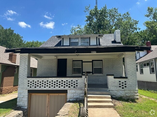 Building Photo - 5 Bedroom Rental
