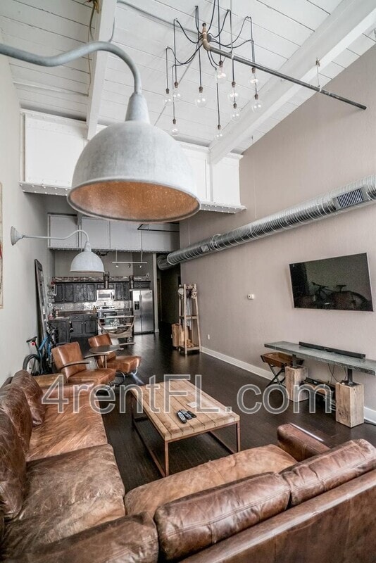 Building Photo - 1501 W Horatio St Unit #107