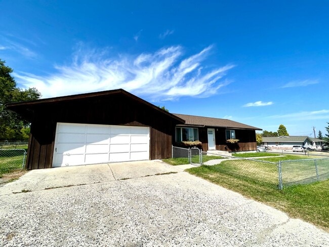 Photo - Pet Friendly 4 Bed 2 Bath Single Family Home, with Fenced Yard and Garage on Westside of Helena!