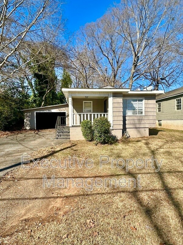 Photo - 925 Woodward Rd