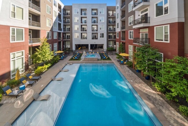 DenargoMarket_amenity_pool - AMLI Denargo Market Apartments