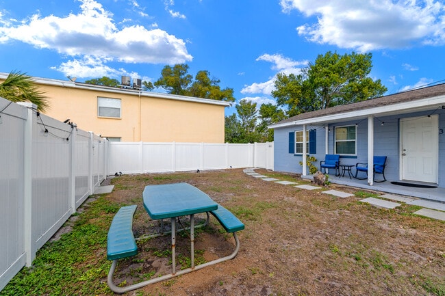 Porche delantero con sillas y mesa incluidas para disfrutar del patio trasero cercado. - 401 S Mars Ave