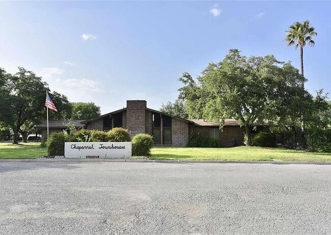 Building Photo - 100 Royal Way Dr