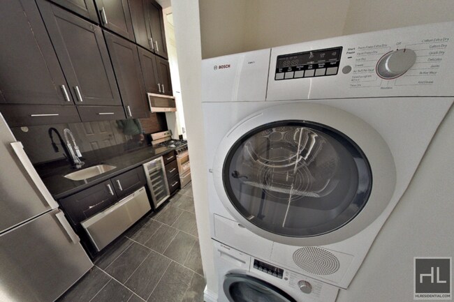 Photo - West 51st Street Unidad 2F