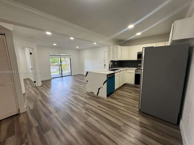 Building Photo - 300 Palm Cir W Unit 307