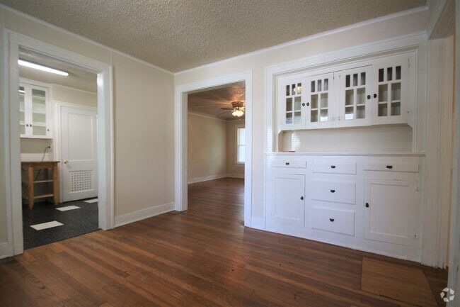 Building Photo - Charming 2/1 Downstairs Apartment Unit 4800 Bryce Ave #2