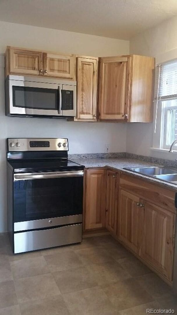 Photo - NICE 4-BEDROOM DUPLEX UNIT WITH GARAGE IN SUNNYSIDE! WATER, SEWER & TRASH INCLUDED!