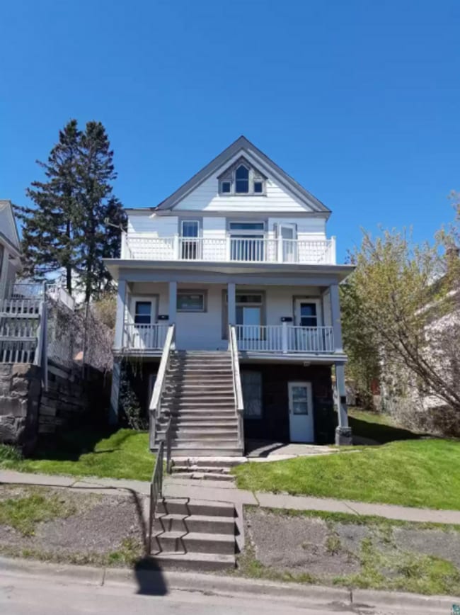 Photo - AVAILABLE IMMEDIATELY - 3 BED 1 BATH Unit Apt. #3