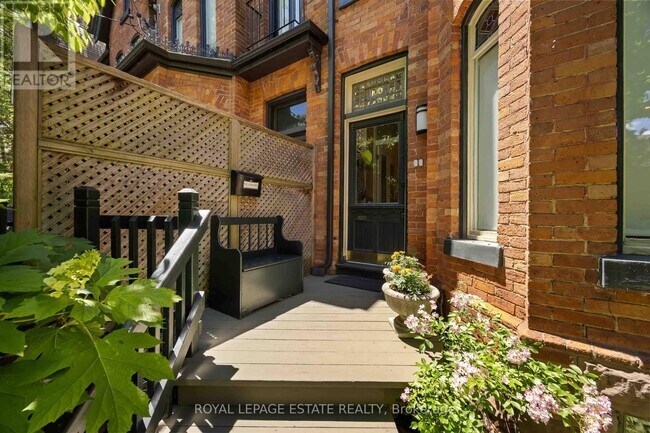 Photo - 100 Seaton St