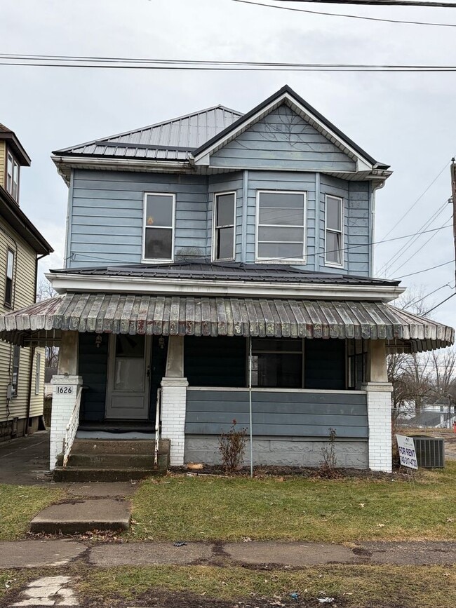 Building Photo - Three Bedroom House w Two Car Detached Garage