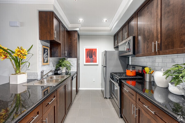 2BR, 2BA - 1038SF - Kitchen