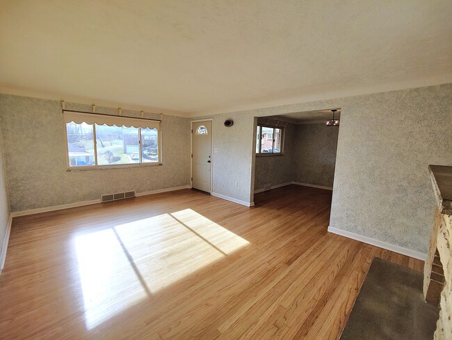 Photo - *Well-Maintained & Spacious 3BD/1.5BA Single Family Home Available in Baldwin*