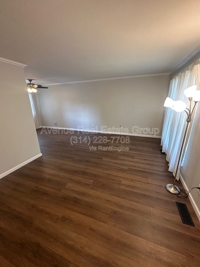 Photo - 425 Westglen Village Dr