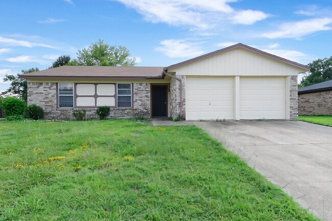 Photo - 1703 La Fontaine Ln