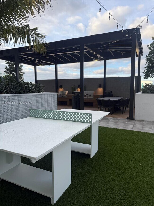 Photo - 2001 Van Buren St Unidad 117