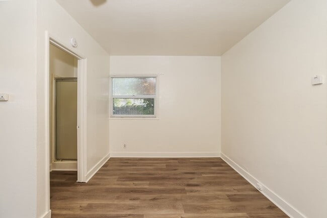 Photo - 2107MONTGOMERYDRIVE (L) Unit B