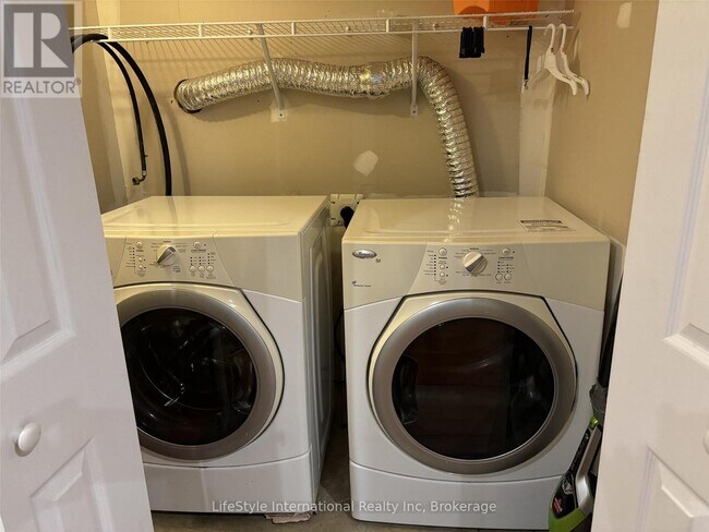 Photo - 114 Clairfields Dr W