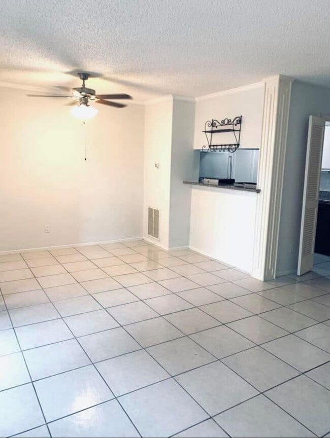 Building Photo - 6410 Del Monte Dr Unit 102 Rental