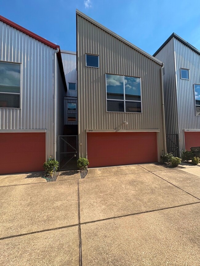 Photo - 2918 Commerce St