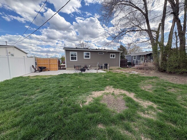 Photo - Spacious 4 Bedroom Home *Pet Friendly*