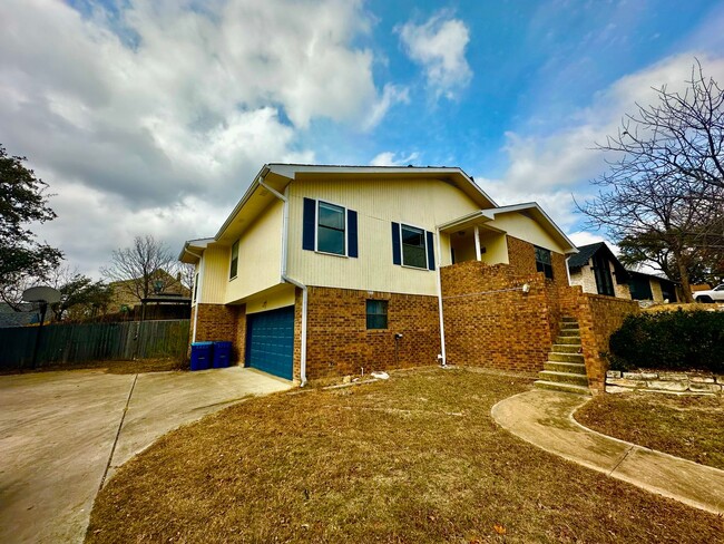 Building Photo - Spacious 3/2 With Office