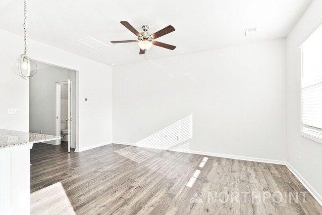 Photo - 3740 Yorkshire Pl