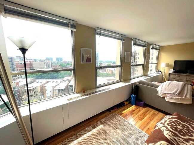 Building Photo - 2626 N Lakeview Ave Rental