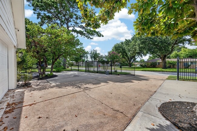 10335 Emnora Ln