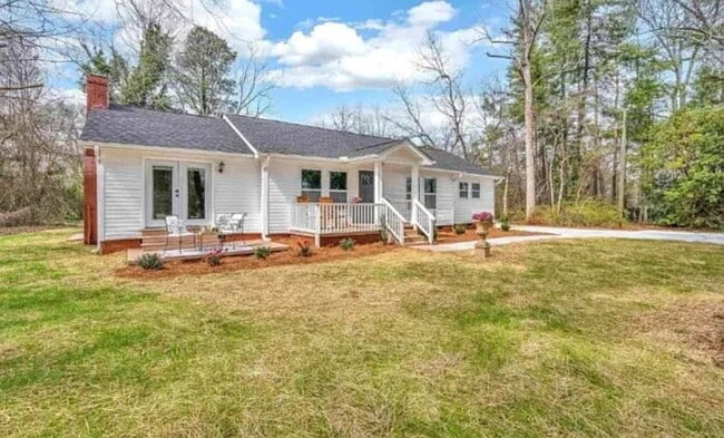 Photo - "Charming 3-Bed, 2-Bath Retreat with 1700 Sq. Ft. of Comfort in Simpsonville, SC!"