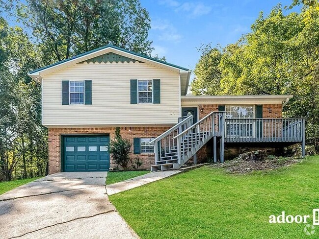 Building Photo - Explore this spacious 3-bedroom Rental