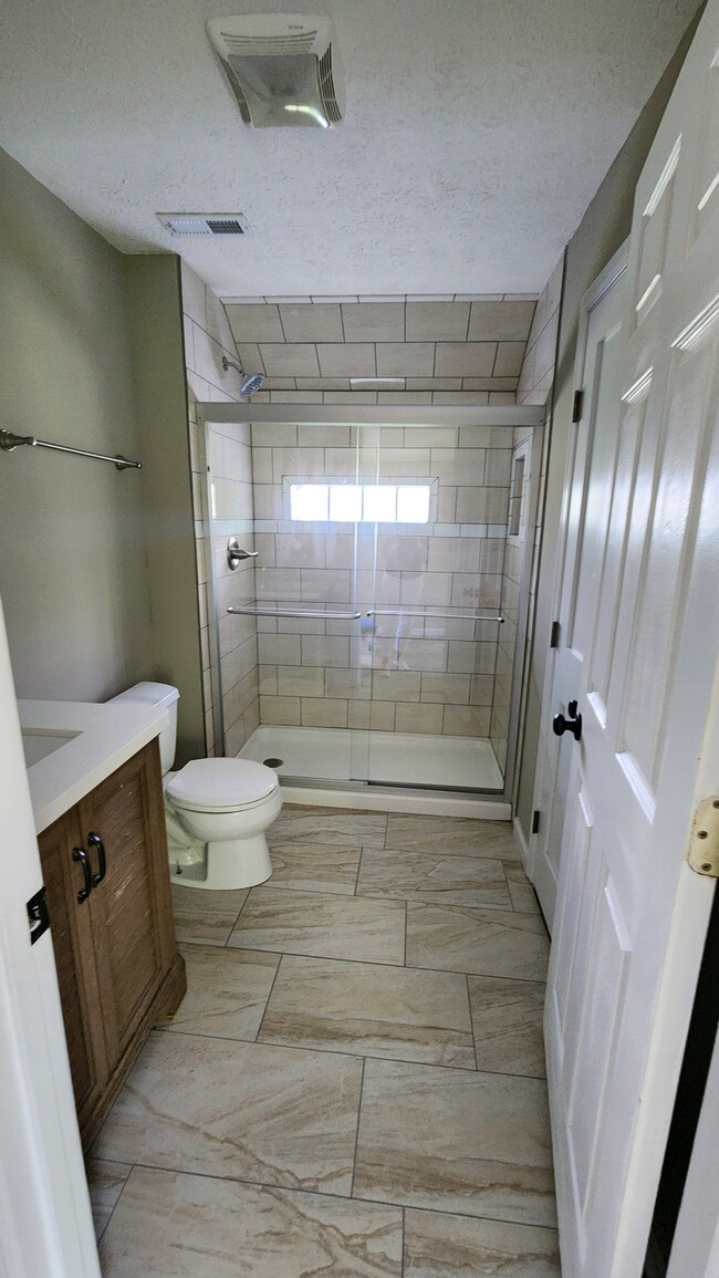 Master Bath - 611 Hoppers Ln