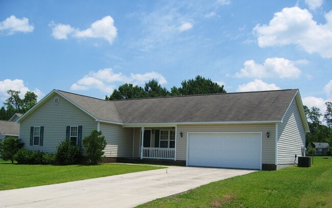 Building Photo - Beautiful four bedroom two bath home located off Piney Green and just minutes to Camp Lejeune.
