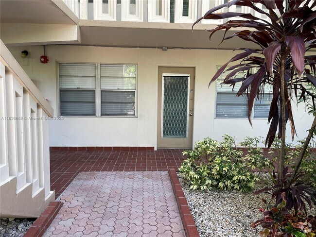 Building Photo - 1904 Bermuda Cir Unit C1 Rental