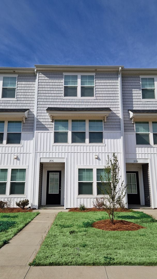 Building Photo - Brand New Townhome | 3 BR/3.5BA | 1-Car Garage | Near Downtown Mooresville