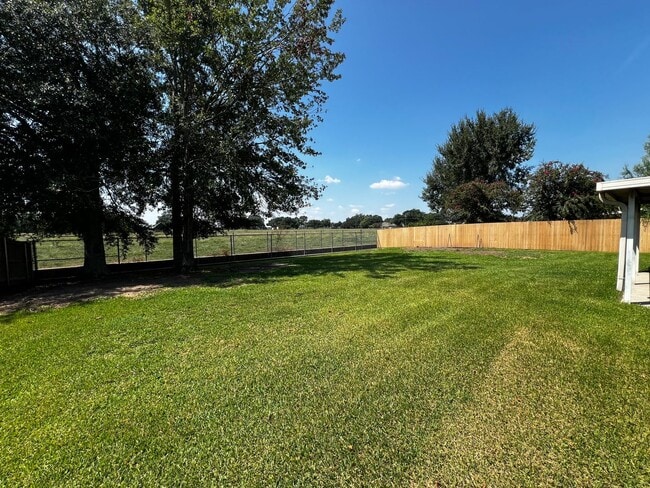 Photo - 4 Bedroom, 2 Bathroom, large yard, 2 car c...