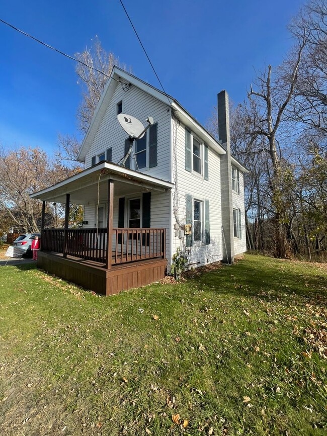 Building Photo - Newly renovated 3 Bed / 1 1/2 Bath home wi...