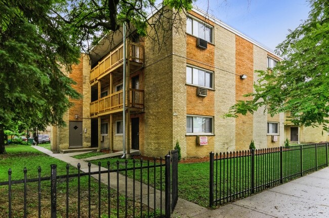 Exterior - 7948 S Greenwood Ave Apartments