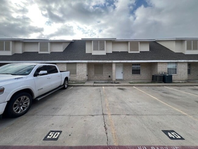 Building Photo - 8911 McPherson Rd Unit 1