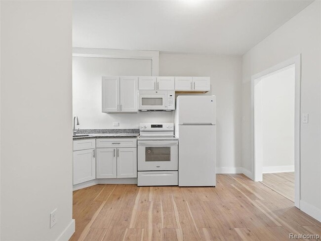 Building Photo - 146 E Hazelhurst St Unit 6