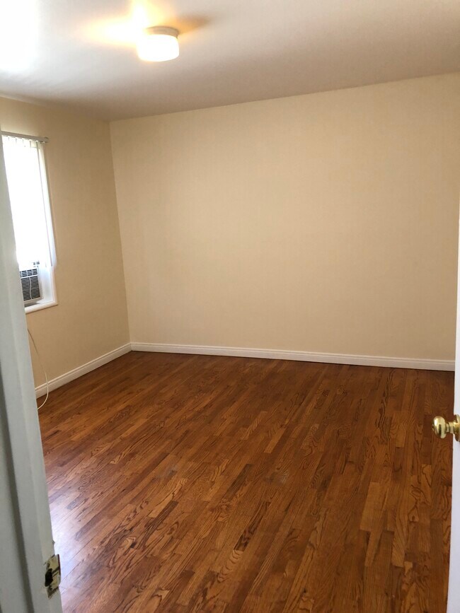 Photo - 6135-6145 Woodman Ave Unit H