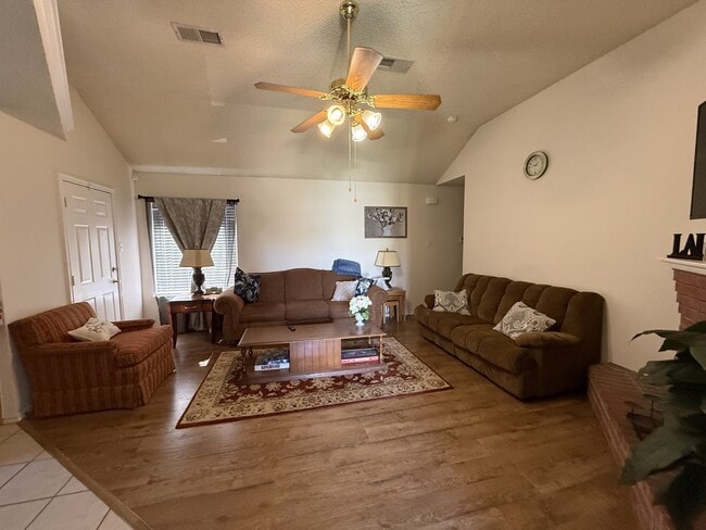 Photo - 10614 Belton Av.