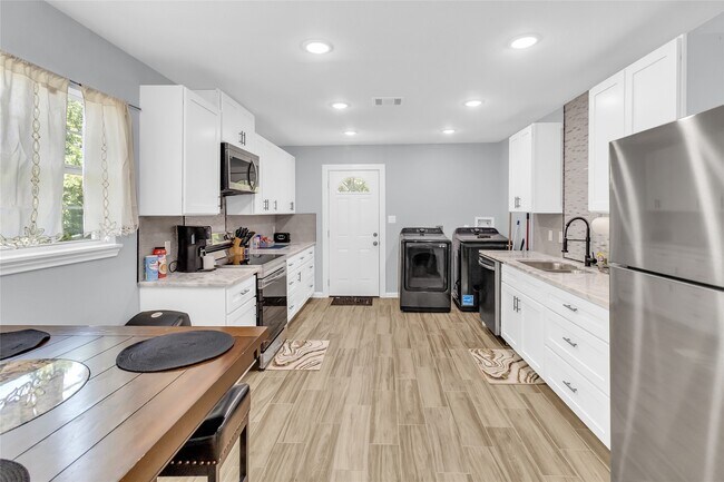 Photo - 5815 Schevers St