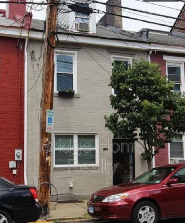 Building Photo - 1709 Sarah St
