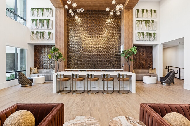 Relájese y diviértase en el salón del club. - Ona