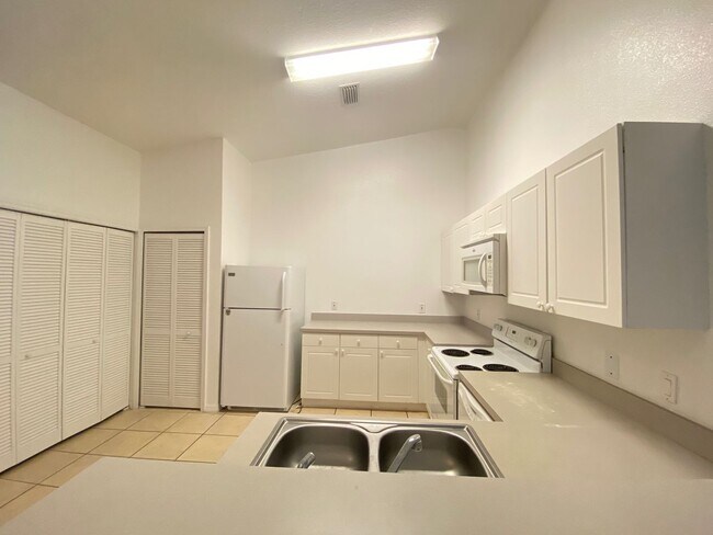 Photo - 2810 Club Cortile Cir Unit B