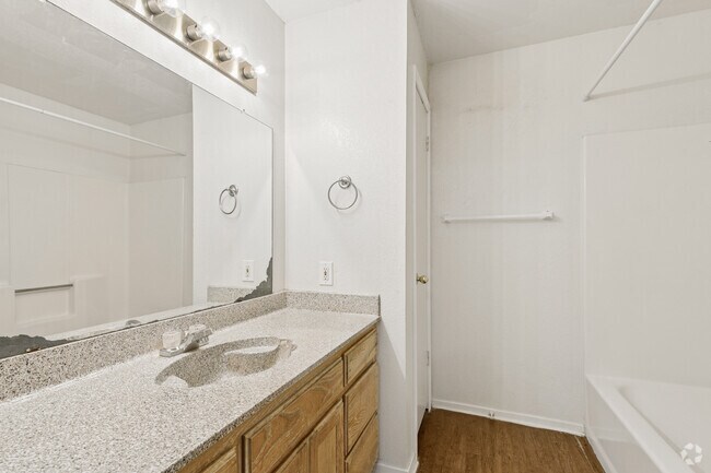 2BR, 1.5BA - 1,100SF - Bathroom