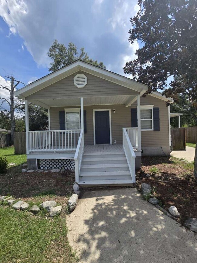 Photo - 18006 Davie Dr House