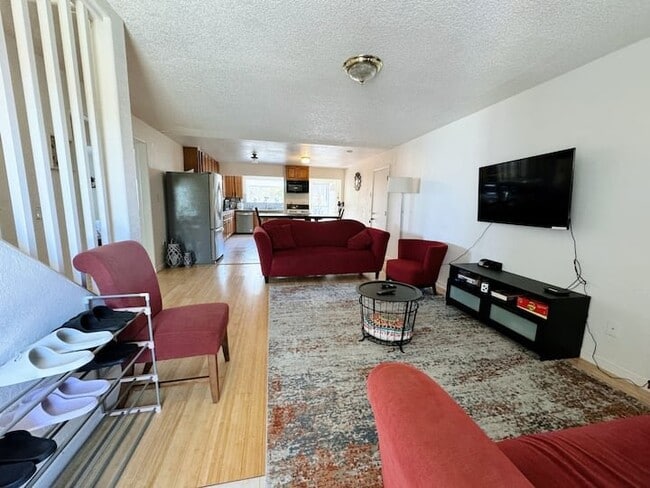 Photo - 1724 Luxton St Unit 0